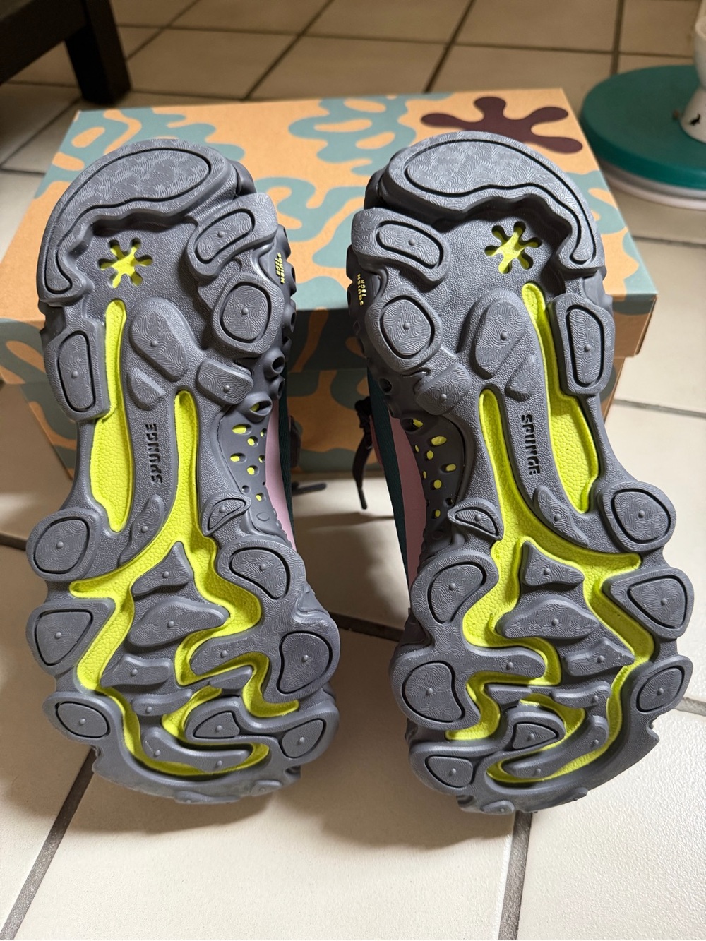 Spunge Osmosis in Slaw (Purple / Green / Yellow). Women’s size 7/Men’s 5.5